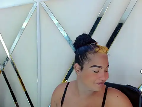 AuroraRoss online show from November 2025 07:25:01 PM