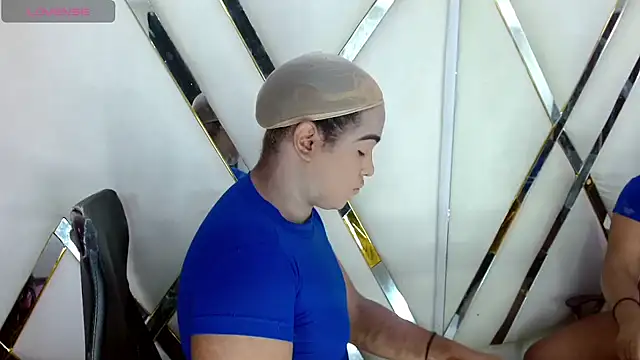 AuroraRoss online show from November 2025 06:51:01 PM