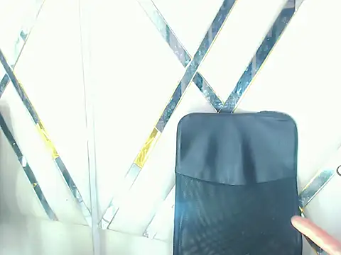 AuroraRoss online show from November 2025 06:51:02 PM