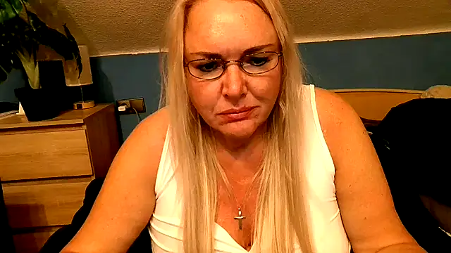 Snapshot of Sandy-Summer chatting on September 2025 03:28:02 PM Sandy-Summer online show from September 2025 03:28:02 PM