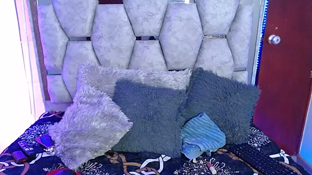 AnalyMilles online show from December 2025 12:20:02 AM