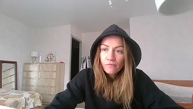 Snapshot of Thavione chatting on March 2026 12:00:01 PM Thavione online show from March 2026 12:00:01 PM