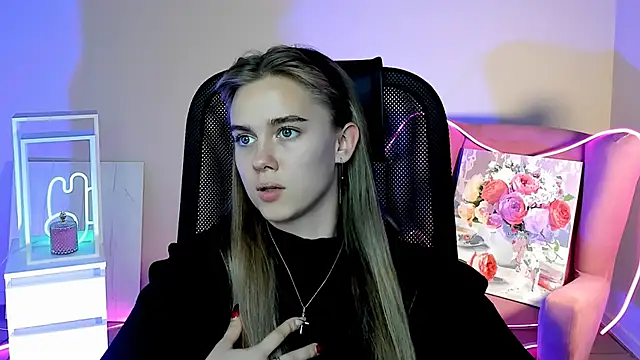 JuneWoods online show from October 2025 10:35:02 AM