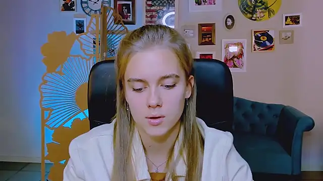 JuneWoods online show from October 2025 06:33:01 AM