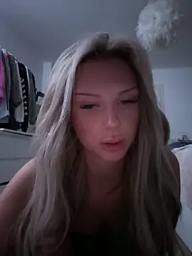 blondeeee online show from December 2025 05:29:01 PM