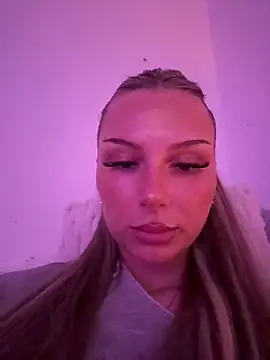 Snapshot of blondeeee chatting on May 2026 03:30:02 PM blondeeee online show from May 2026 03:30:02 PM