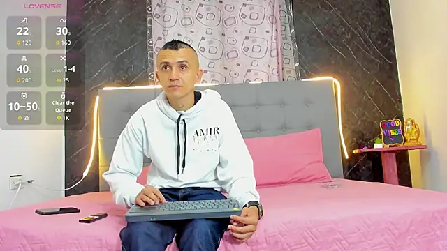 Snapshot of CharlotteAndSimon chatting on February 2026 02:13:01 PM CharlotteAndSimon online show from February 2026 02:13:01 PM