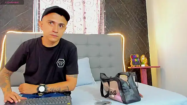 Snapshot of CharlotteAndSimon chatting on February 2026 02:07:01 PM CharlotteAndSimon online show from February 2026 02:07:01 PM