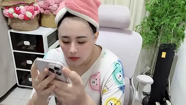 Snapshot of NEWONETO chatting on June 2026 02:15:01 PM NEWONETO online show from June 2026 02:15:01 PM