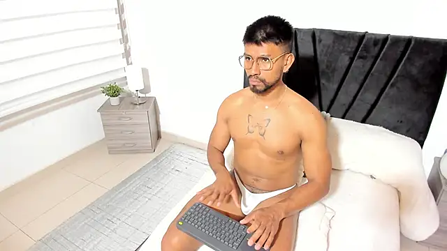 Taylormaccurdy  online show from October 2025 03:56:02 PM