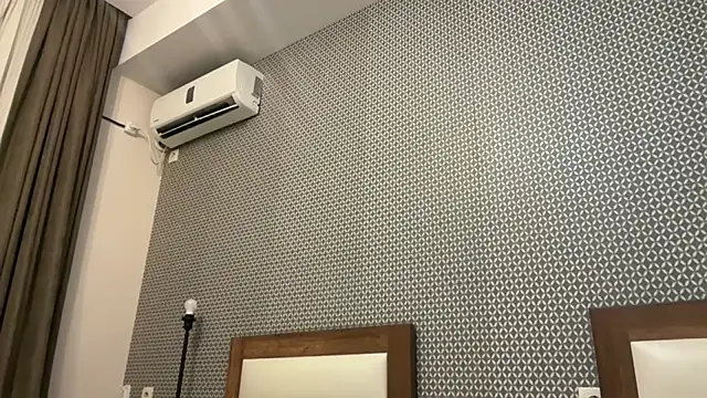 realrockybee1 online show from November 2025 10:53:02 PM