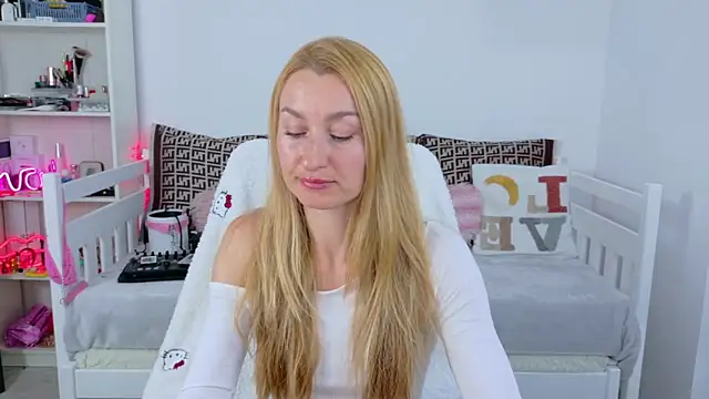 MysticRoxanne online show from December 2025 10:44:02 AM