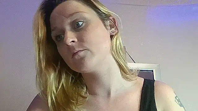 Queen2454 online show from October 2025 08:54:02 PM