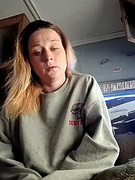 Queen2454 online show from April 2026 03:32:02 PM