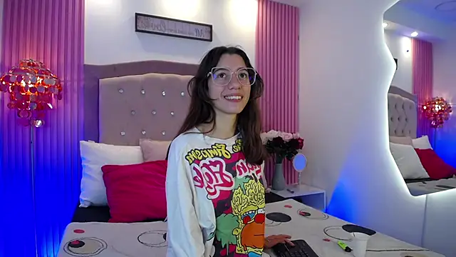 Snapshot of MarinetteLux chatting on March 2026 07:43:02 PM MarinetteLux online show from March 2026 07:43:02 PM