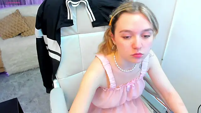 Snapshot of Lucia_Copper chatting on November 2025 03:47:02 PM Lucia Copper online show from November 2025 03:47:02 PM