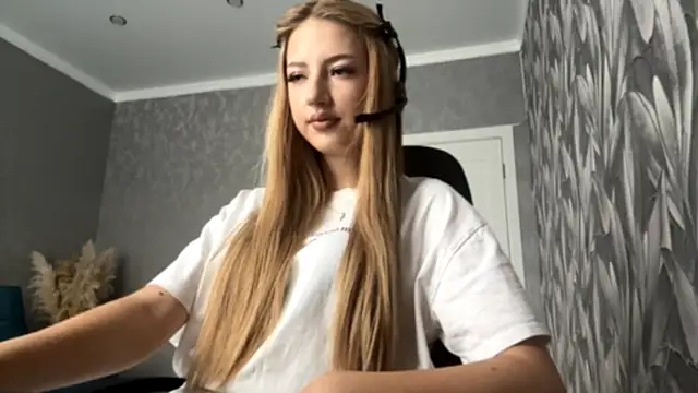 HollyCroker online show from October 2025 07:17:02 AM