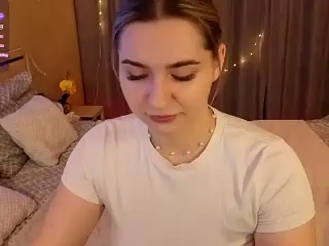 Snapshot of cutieblush chatting on November 2025 06:32:01 PM cutieblush online show from November 2025 06:32:01 PM