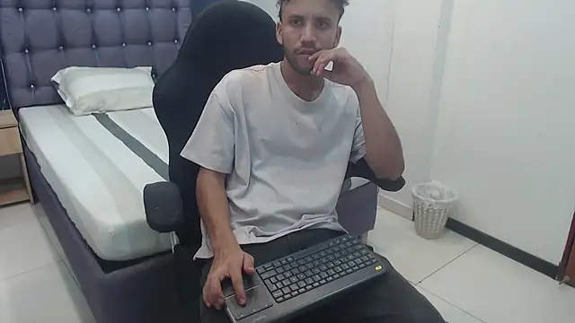 Juan FelipeX01 online show from November 2025 04:00:02 PM