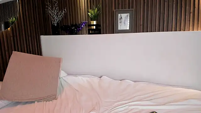 Emily Roberts9 online show from October 2025 07:25:02 PM