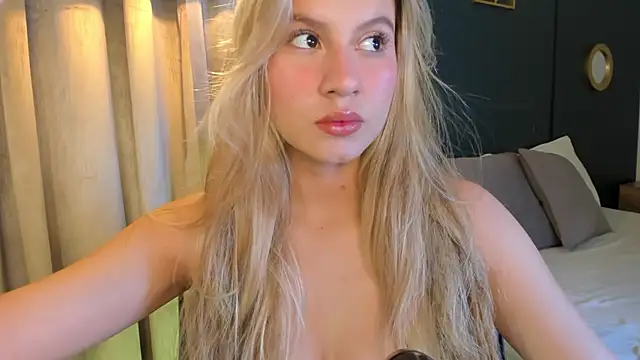 Snapshot of mia_curry chatting on June 2026 07:14:02 PM mia curry online show from June 2026 07:14:02 PM