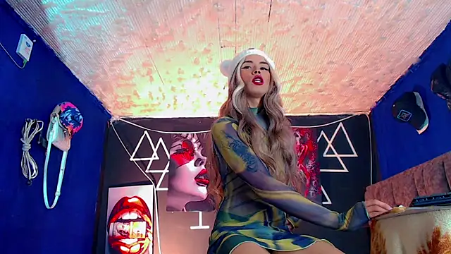 Snapshot of Fersexy_Dolls chatting on November 2025 06:12:02 AM Fersexy Dolls online show from November 2025 06:12:02 AM