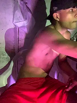 Thiagox03 online show from October 2025 05:15:01 AM