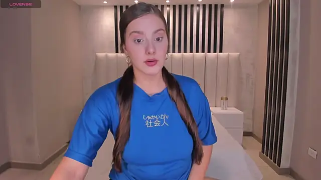 ZoeyWalker  online show from November 2025 01:22:01 PM