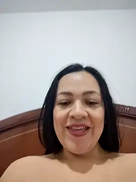 Snapshot of LindaSalo33 chatting on October 2025 05:39:01 AM LindaSalo33 online show from October 2025 05:39:01 AM
