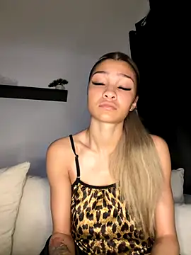 Honeyyyxo online show from November 2025 08:53:02 PM