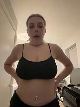 Snapshot of LucyLowbb chatting on October 2025 08:30:02 PM LucyLowbb online show from October 2025 08:30:02 PM