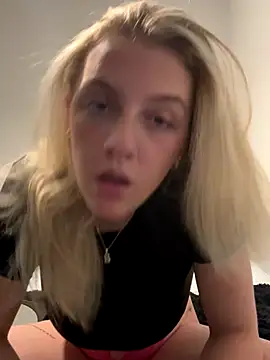 Snapshot of LucyLowbb chatting on November 2025 10:34:01 PM LucyLowbb online show from November 2025 10:34:01 PM