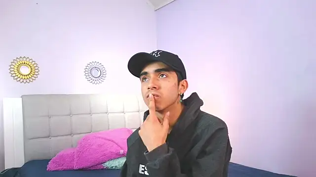 Hottie Guy online show from November 2025 05:35:01 PM