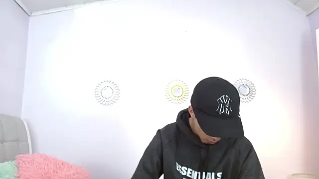 Hottie Guy online show from November 2025 05:56:01 PM