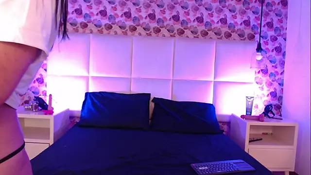 IssisLancaster online show from November 2025 12:05:01 PM