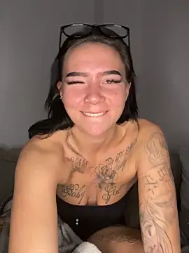 YoungZoexx online show from November 2025 06:51:01 PM