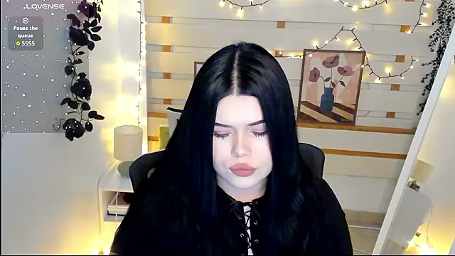 Mona Esty online show from February 2026 07:28:01 PM