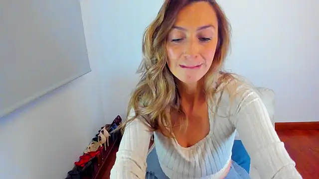 Snapshot of Velourmuse chatting on June 2026 11:08:02 PM Velourmuse online show from June 2026 11:08:02 PM