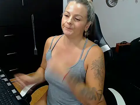 perlagoloza05 online show from October 2025 03:36:02 AM