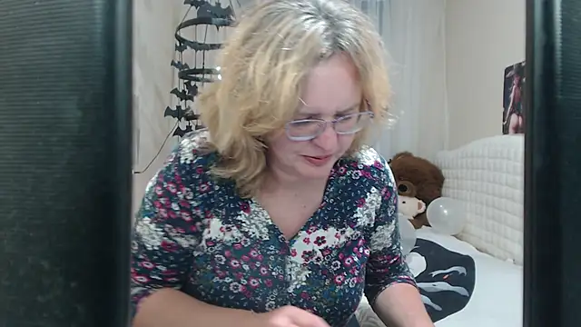 VestaWoody online show from October 2025 12:04:01 PM