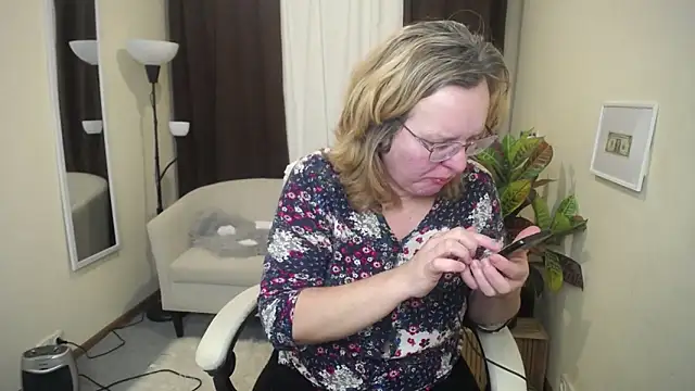 VestaWoody online show from November 2025 01:18:02 PM