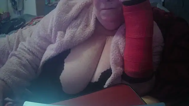 Snapshot of Playful_MILF_Demi chatting on October 2025 12:57:01 AM Playful MILF Demi online show from October 2025 12:57:01 AM