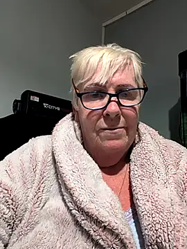 Snapshot of Playful_MILF_Demi chatting on October 2025 07:34:02 PM Playful MILF Demi online show from October 2025 07:34:02 PM