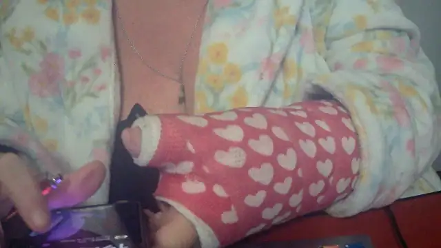 Snapshot of Playful_MILF_Demi chatting on November 2025 07:46:02 PM Playful MILF Demi online show from November 2025 07:46:02 PM