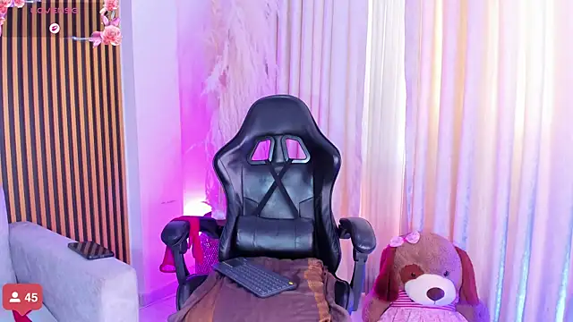 alejagarcia  online show from November 2025 09:03:01 PM