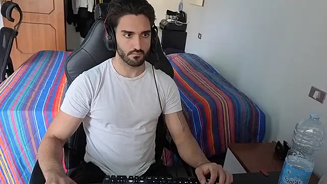 Al3xox02 online show from April 2026 01:40:01 PM