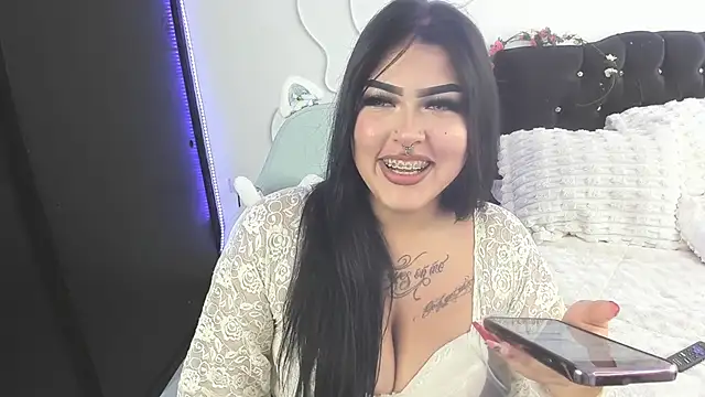 hollycute   online show from April 2026 07:04:02 PM