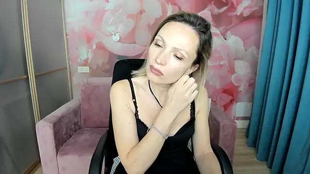 AlinaMoor online show from April 2026 06:16:01 PM