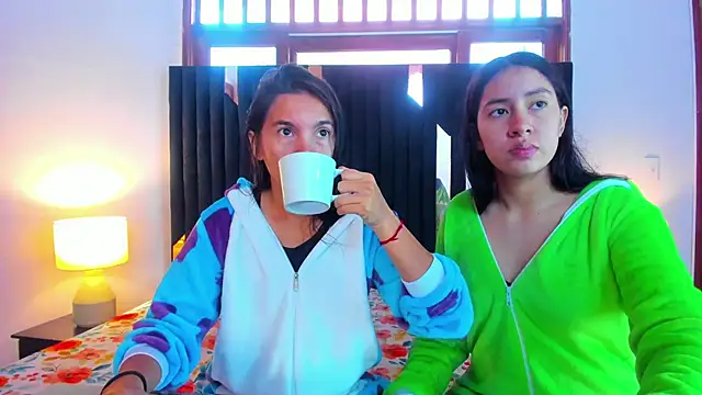 Sofy and Mia online show from October 2025 12:50:01 PM