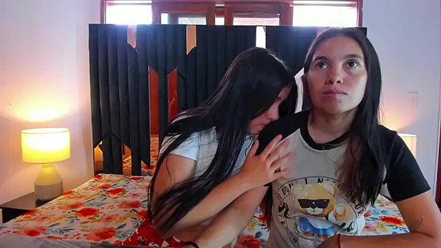 Sofy and Mia online show from December 2025 12:34:02 PM